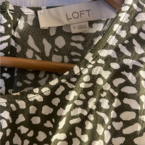 Ann Taylor Loft Button Back Peplum Sleeveless Shell Blouse Top Animal Print - Picture 5 of 8